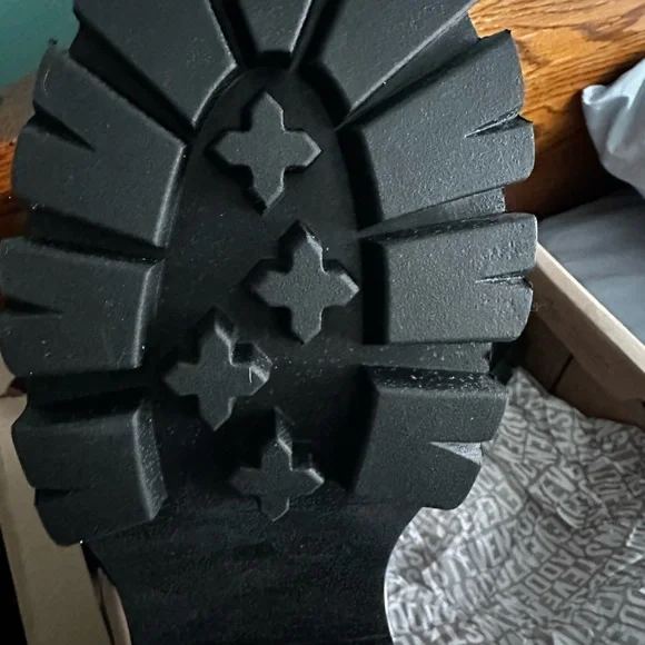 New boots. I bought them for a trip but ended up not bringing them. - Picture 4 of 5